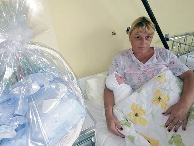 Слађана (40) на свет донела седмо дете: Три брата и три сестре с нестрпљењем ишчекују новорођеног Брану
